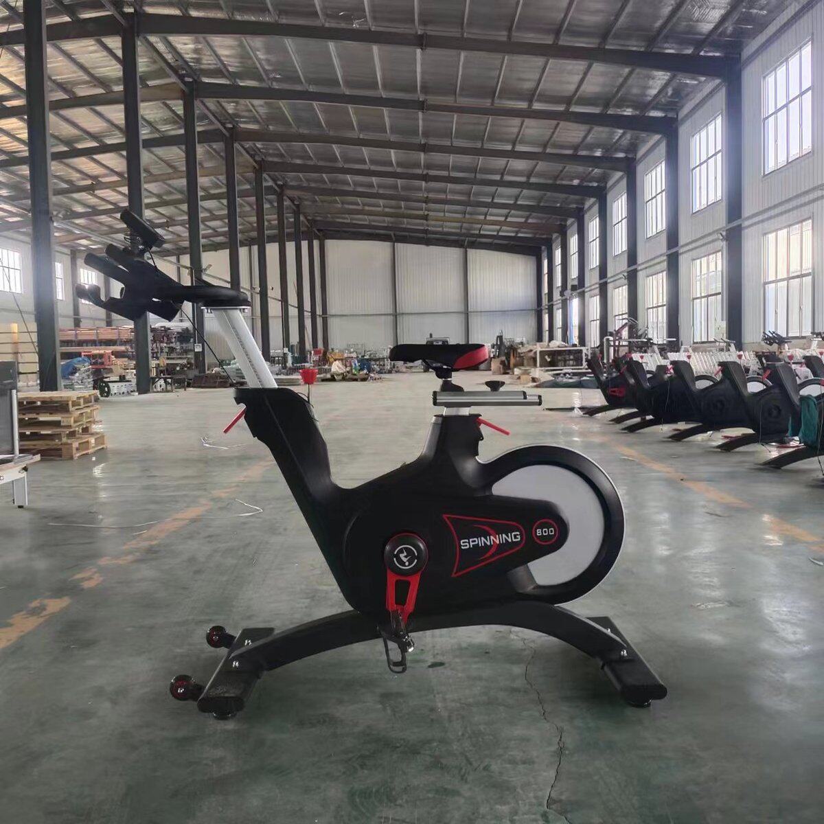 源头厂家批发商用磁控动感单车立式健身车超静音智能健身房专用