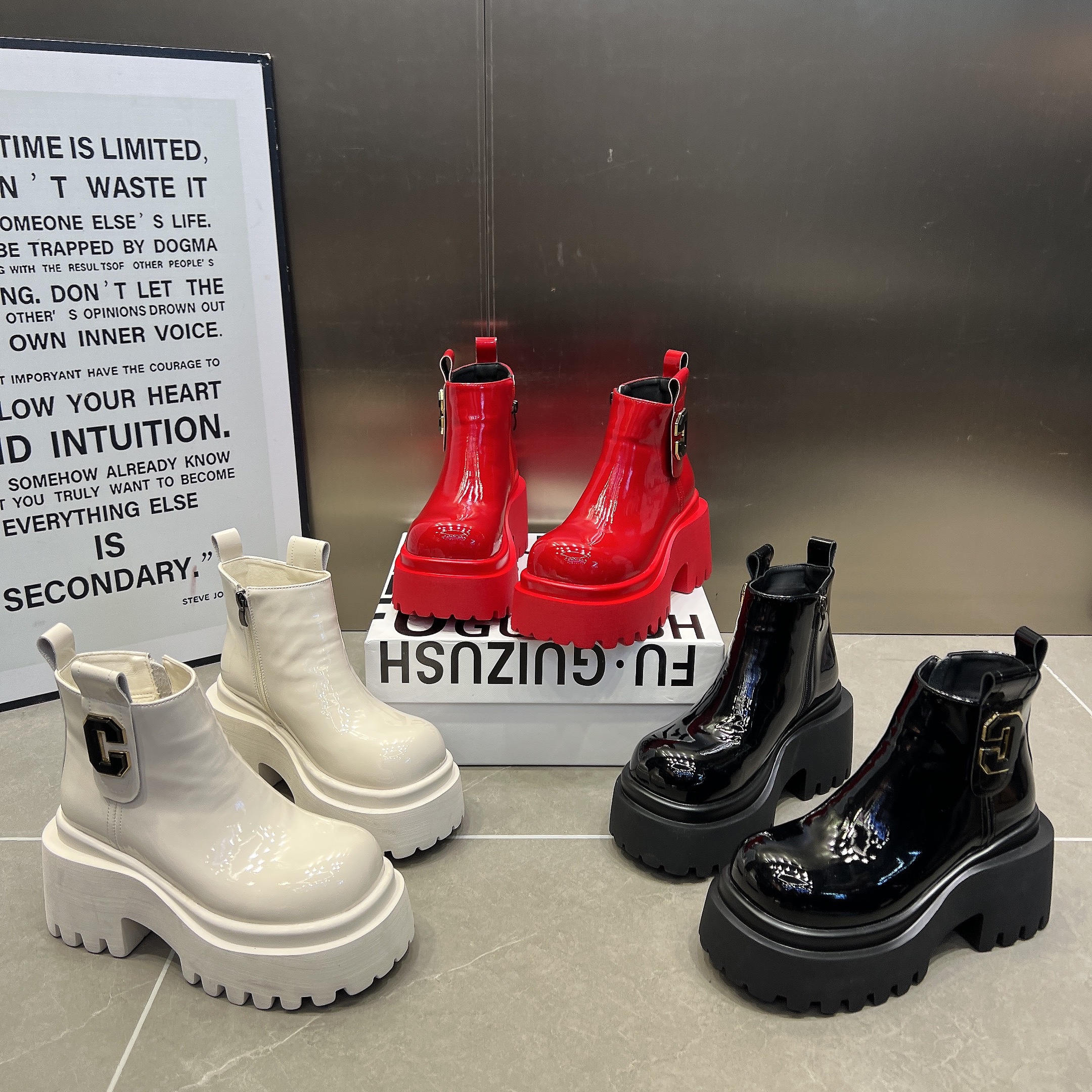 日本offcat红色加绒短靴女鞋2025新款漆皮厚底松糕马丁靴时尚烟筒