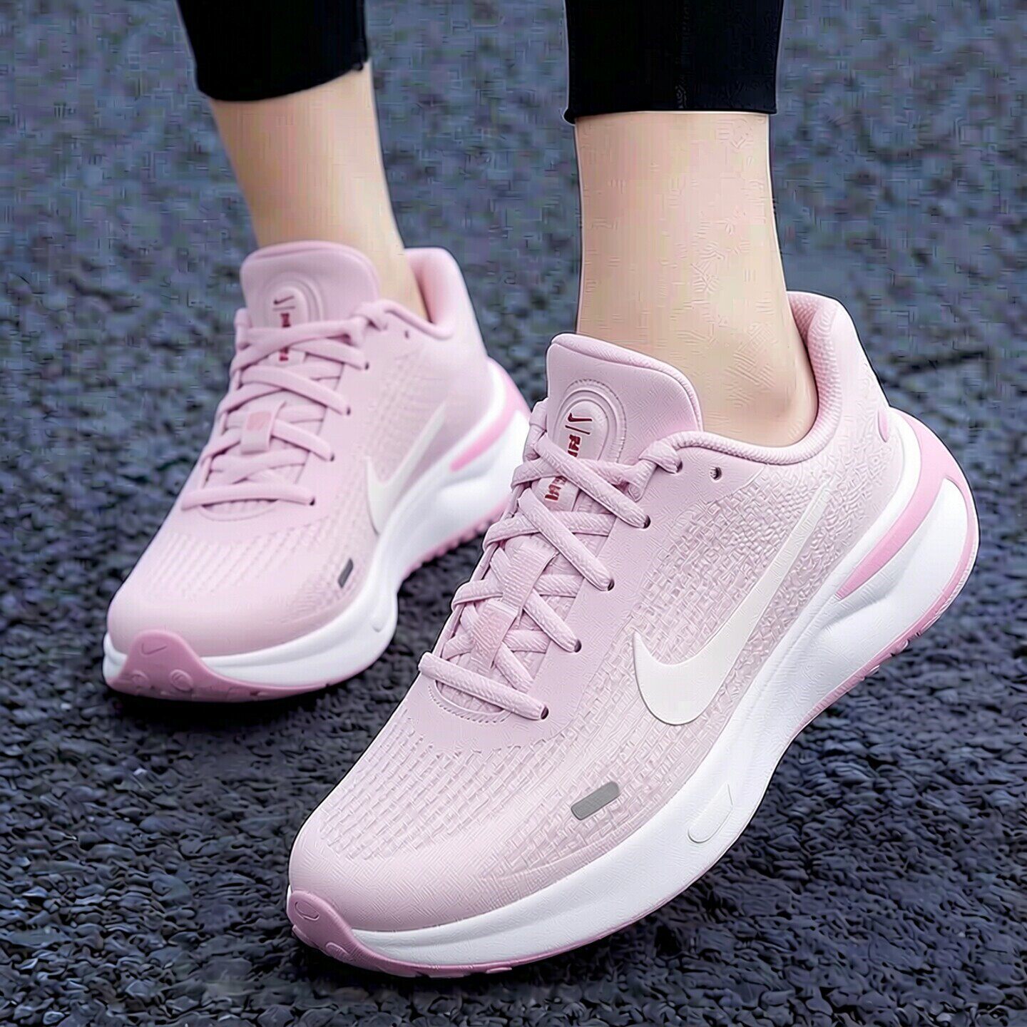 Nike耐克鞋子新款粉色跑步鞋轻便透气运动鞋健身网面鞋女子休闲鞋