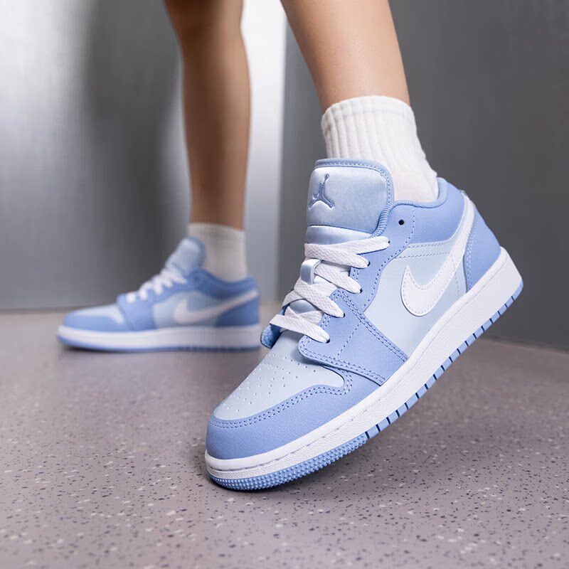 Nike耐克新款女鞋2026新款Air Jordan 1低帮板鞋休闲运动情侣鞋