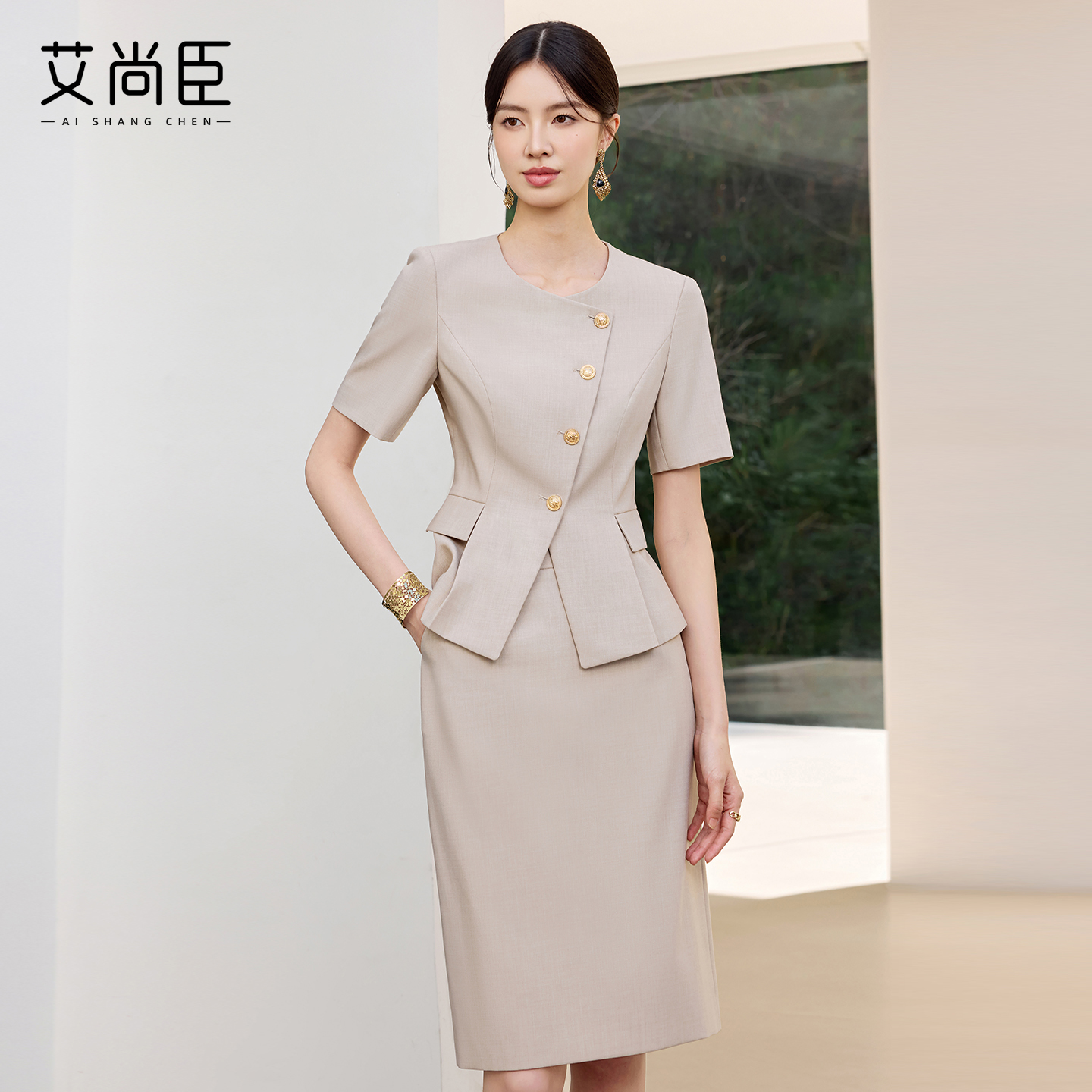 艾尚臣高级感西装套装女2025新款短袖圆领气质职业西服半裙两件套