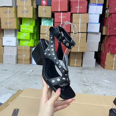 方头纯色粗跟铆钉皮带扣时装凉鞋
