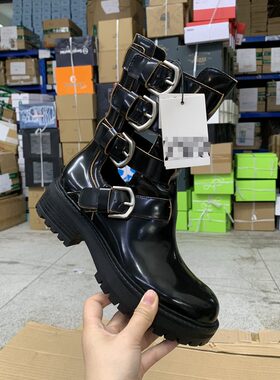 圆头纯色粗跟侧边镂空皮带扣短靴