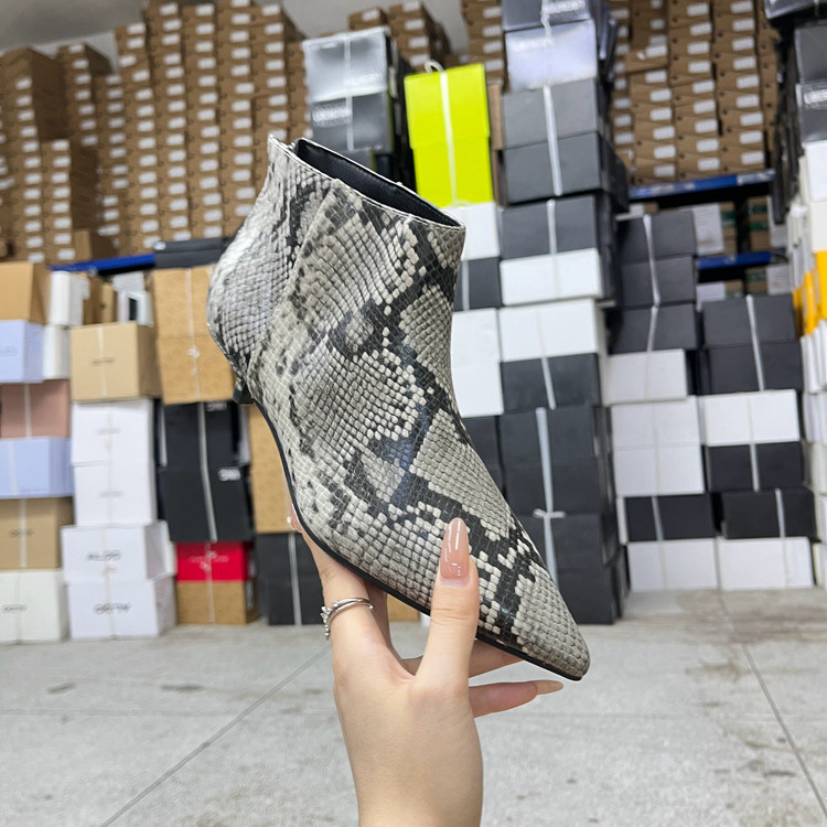 尖头细跟后拉链时装短靴及踝靴