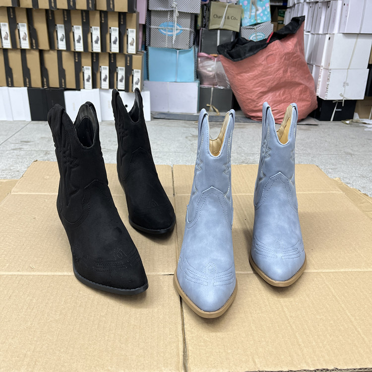 刺绣一脚蹬粗跟中跟短靴