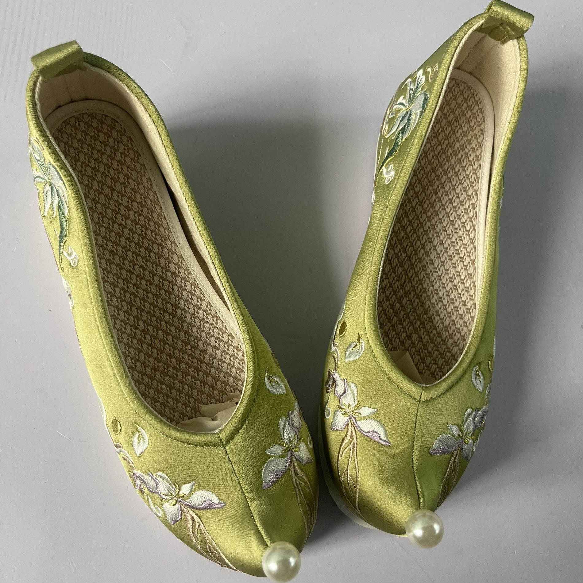 中国新款布鞋旗袍鞋 古风韵味传统工艺绣花鞋 民族复古古风中式鞋