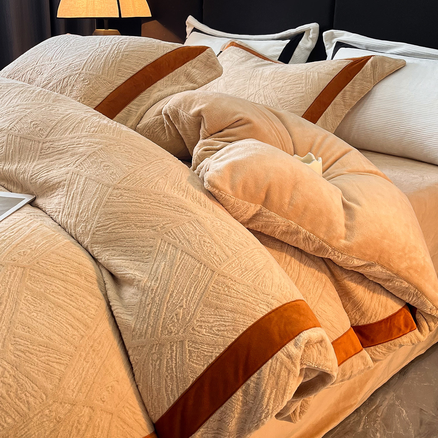 雕花牛奶绒四件套2025新款冬季加厚保暖珊瑚绒床单被套床笠款床品