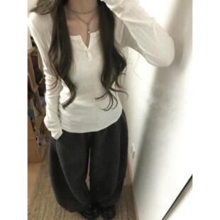 上衣 设计感小众打底衫 韩系慵懒白色V领三粒纽扣长袖 T恤女早春修身