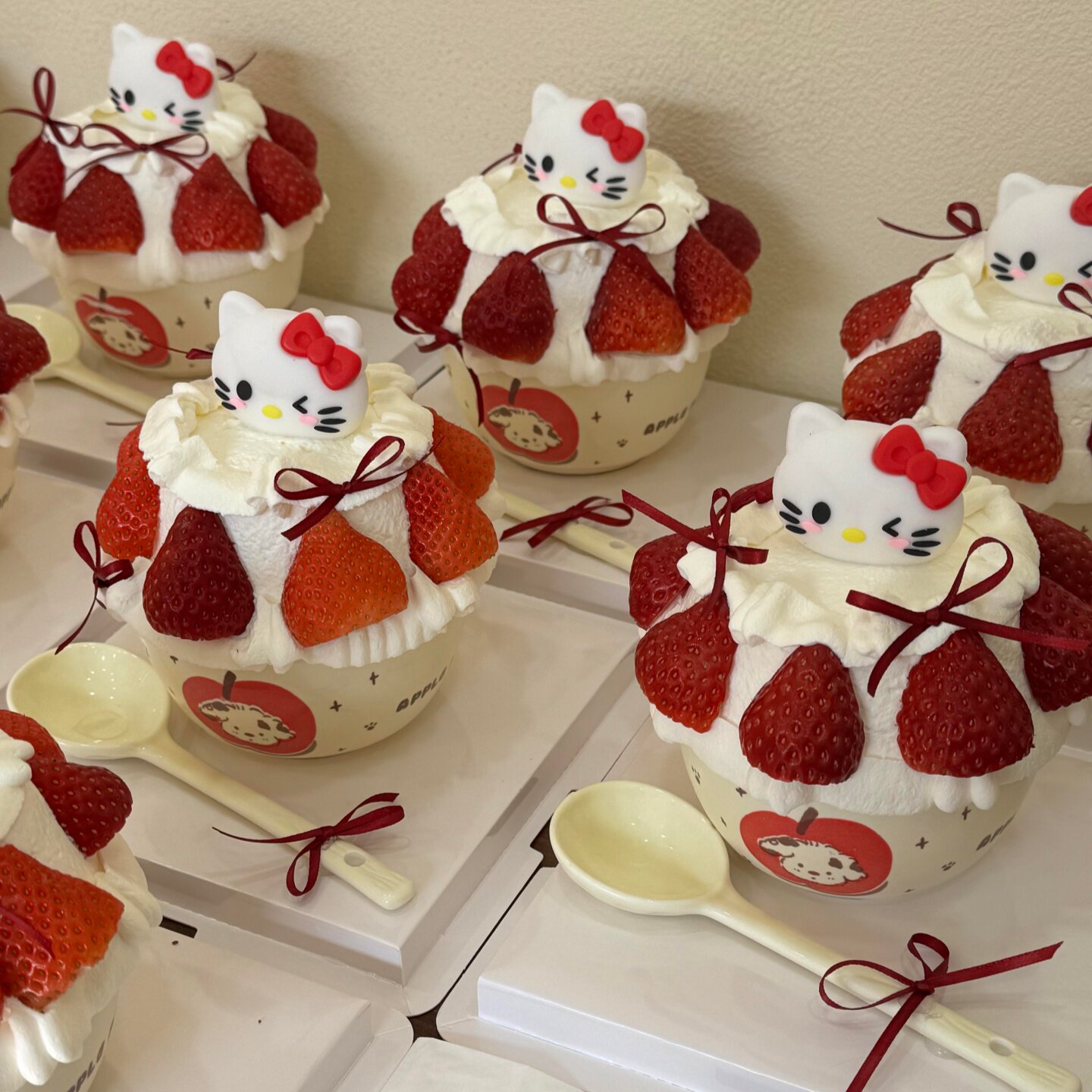 2026网红圣诞节小狗草莓碗蛋糕装饰hellokitty陶瓷碗甜品碗装扮