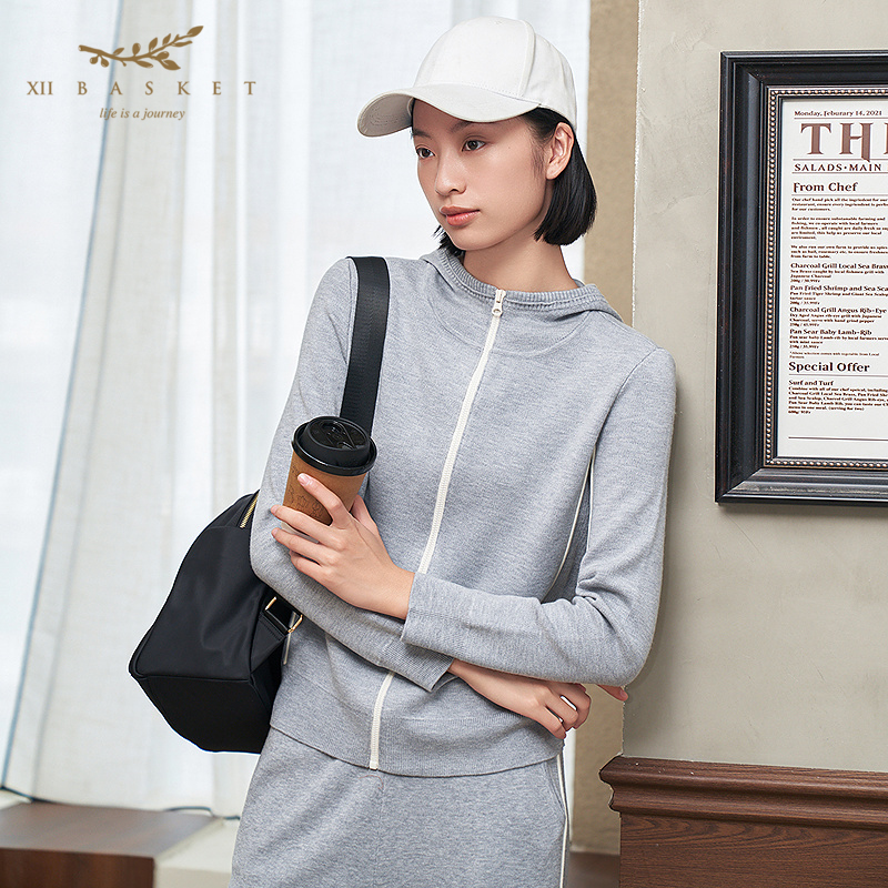 十二篮松弛感撞色针织连帽外套