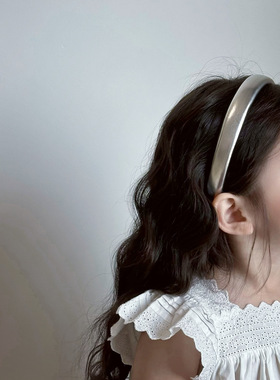 简约气质银色亮面ou皮质发箍2025新款儿童头箍高级感宝宝发箍头扣