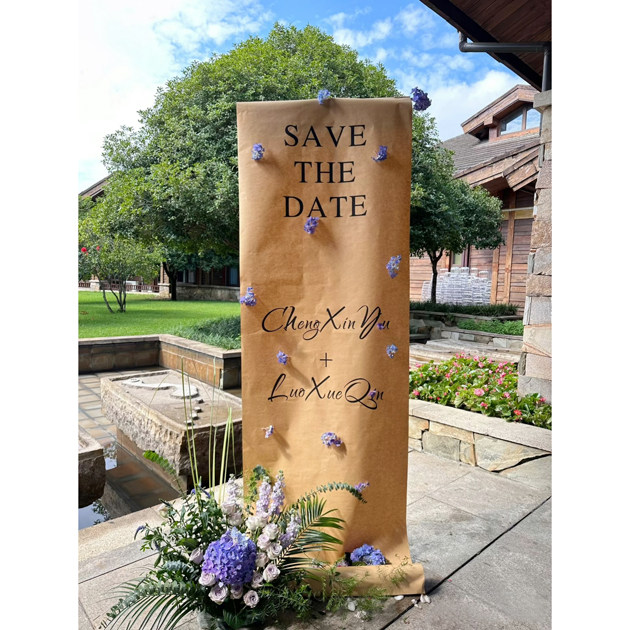 牛皮纸背景结婚指导指路牌周岁牌