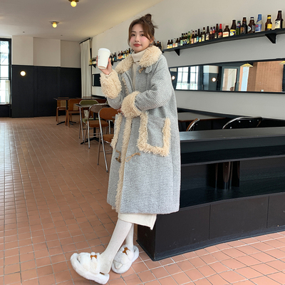 訾文静中长款牛角扣格子大衣