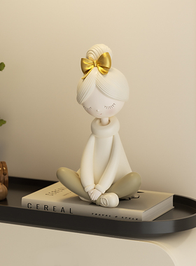 现代人物奶油风艺术摆件礼物