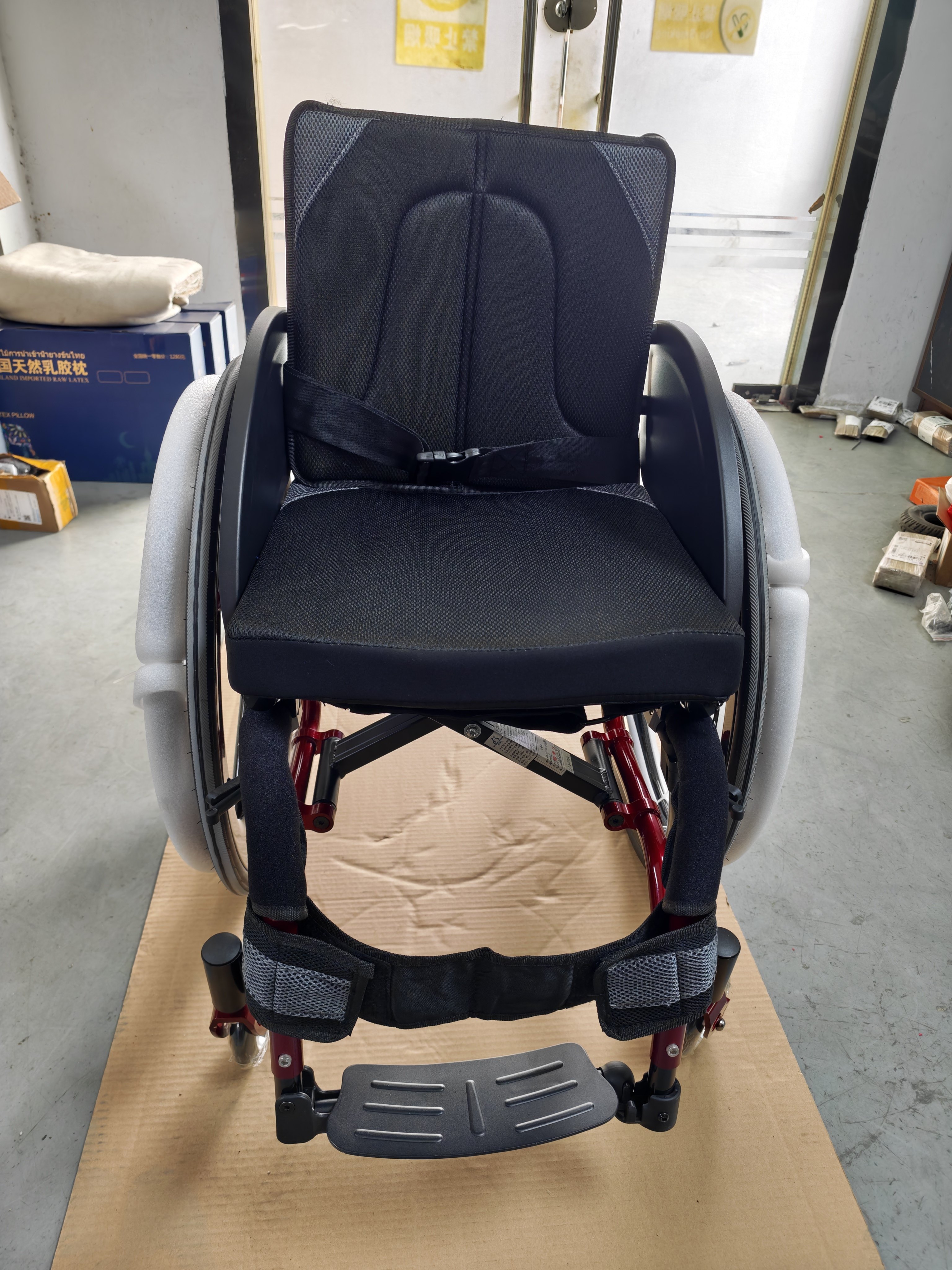 运动轮椅铝合金车架可折叠带防翻轮24寸碳纤维后大轮