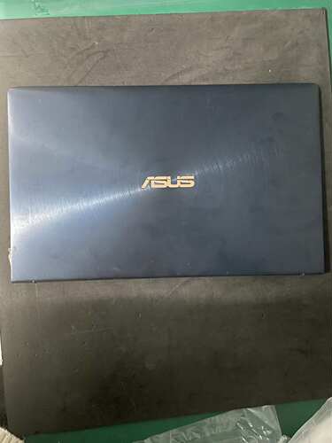华硕ZenBook笔记本屏幕上半部
