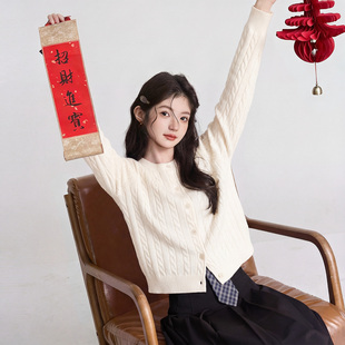 班尼路S&K系列杏色毛衣女款2026新款春圆领麻花绞花针织开衫外套M