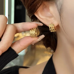 欧美百搭金色镂空耳环2024新款 潮轻奢小众设计感耳扣气质高级感女