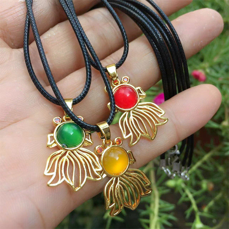 小巧精致玛瑙小金鱼吊坠挂件甜美可爱短款项链细皮绳蜡绳简约时尚