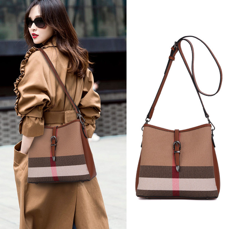 轻奢时尚小众包网红高档帆布格子水桶包女新款双肩带时尚百搭单肩