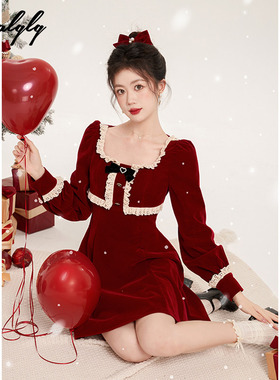 法式红色方领丝绒连衣裙女秋冬季高级感气质a字裙新年战袍小礼裙