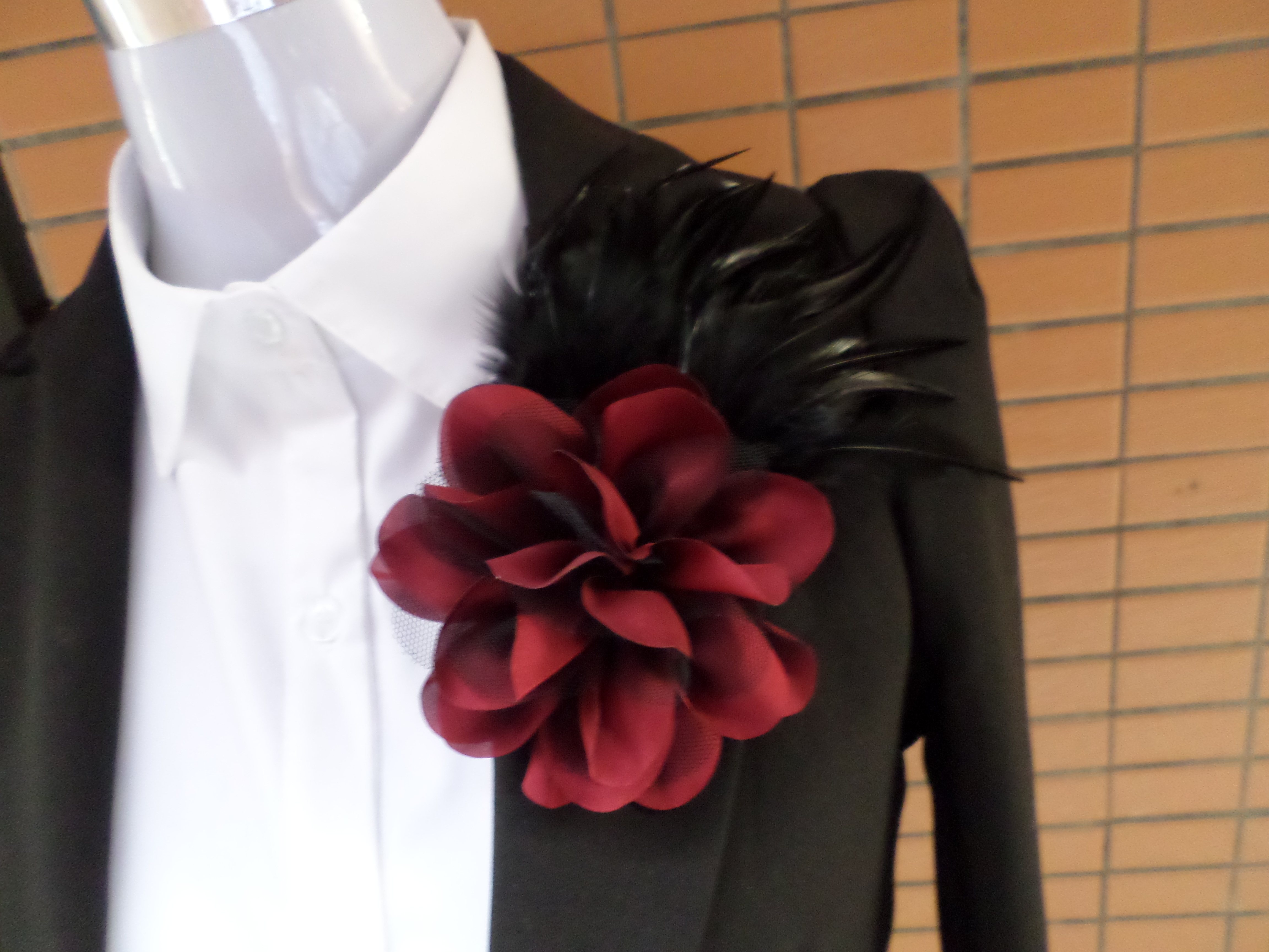 Broche femme en plume - Ref 1171025 Image 1