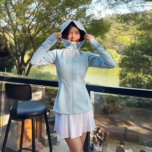 修身冲锋衣女款2025年新款防风旅游穿搭运动休闲外套收腰显瘦上衣