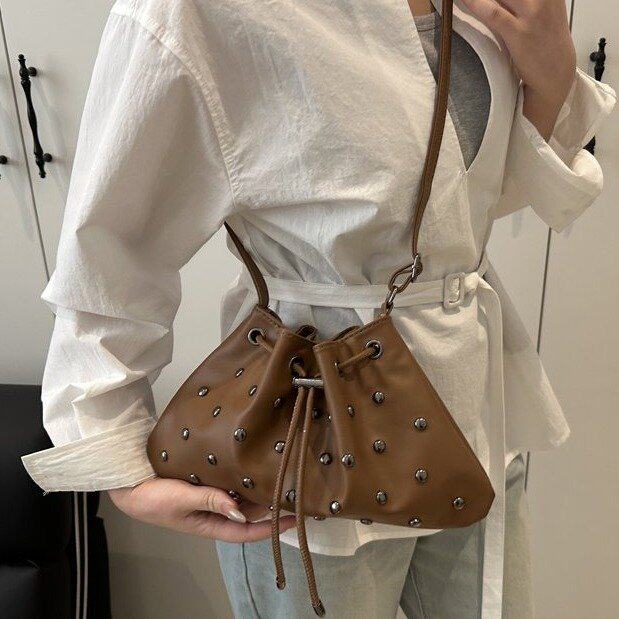 潮酷铆钉小包包女2026新款时尚水桶包夏季高级感单肩斜挎包