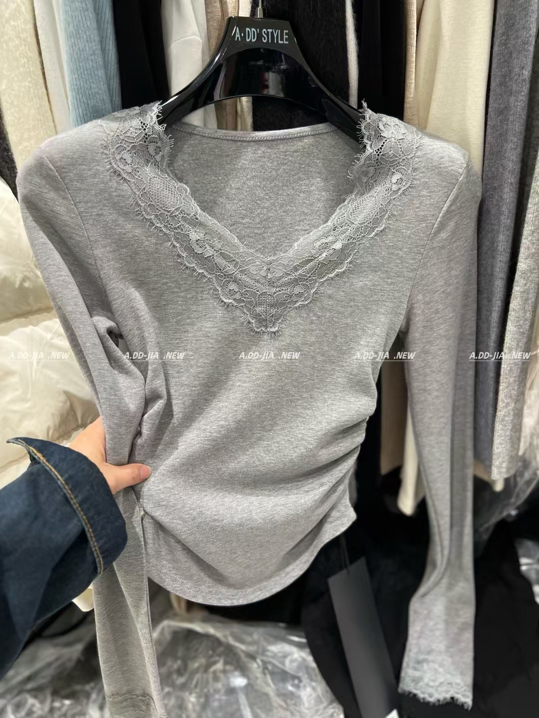 ADD2025秋冬新款纯欲显瘦掐腰设计感蕾丝v领磨毛T恤打底衫上衣