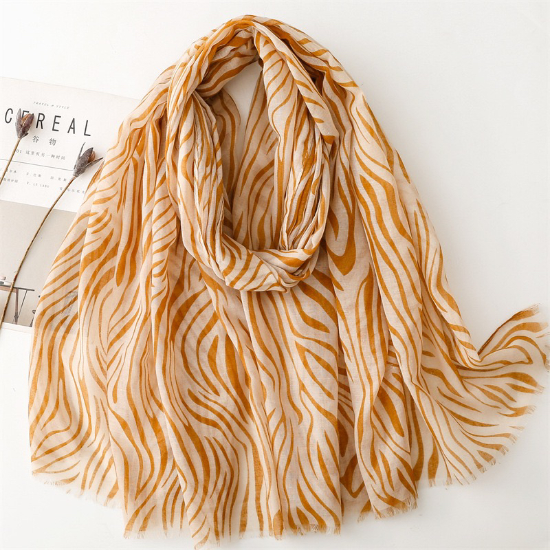围巾薄款棉麻手感围巾新款欧美时尚黄色斑马纹薄款毛边保暖披肩女