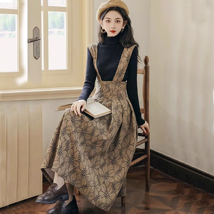 裙子 搭配打底毛衣套装 2025秋冬新款 印花灯芯绒背带连衣裙复古法式
