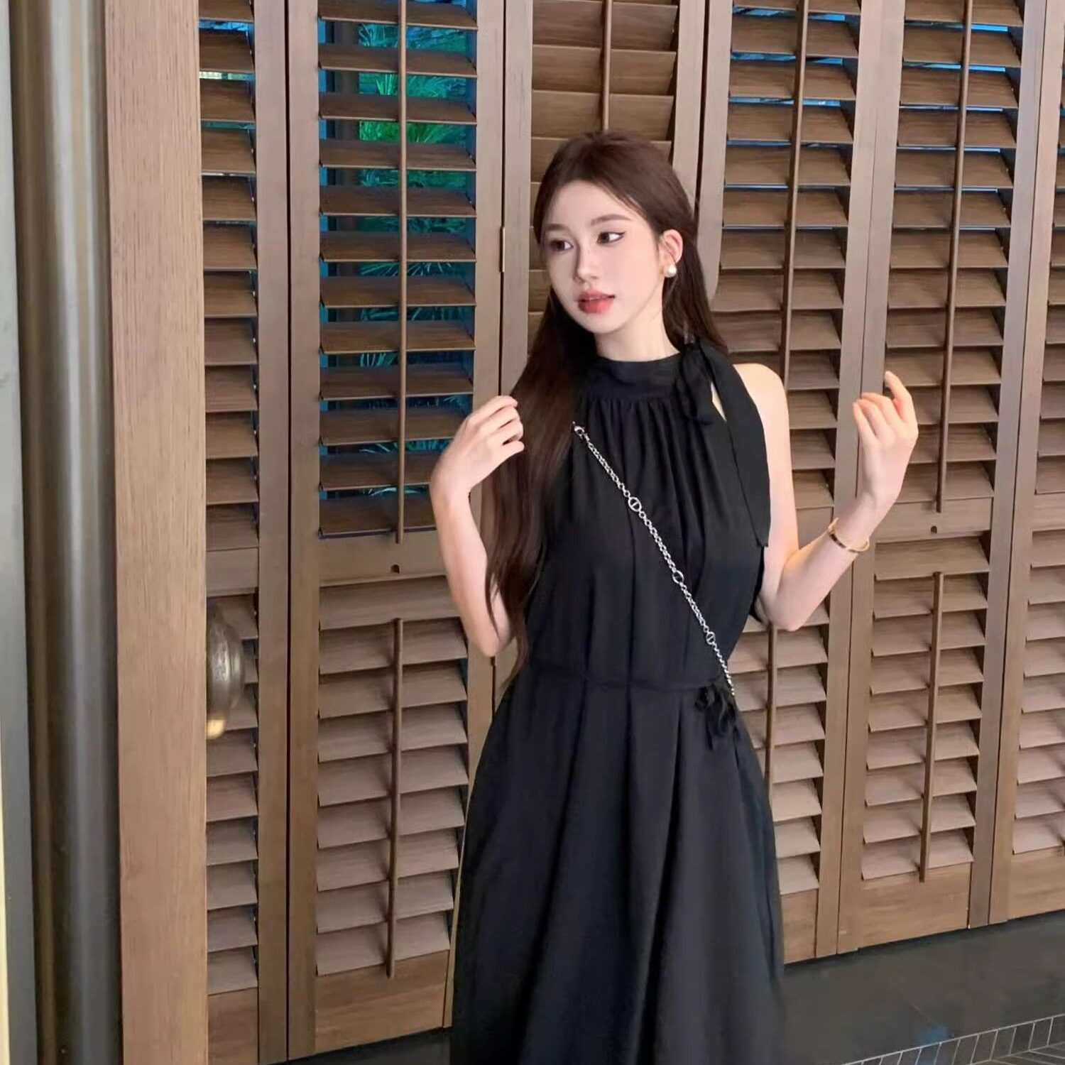 复古挂脖露背无袖连衣裙女夏季2026年新款气质收腰垂感背心长裙子