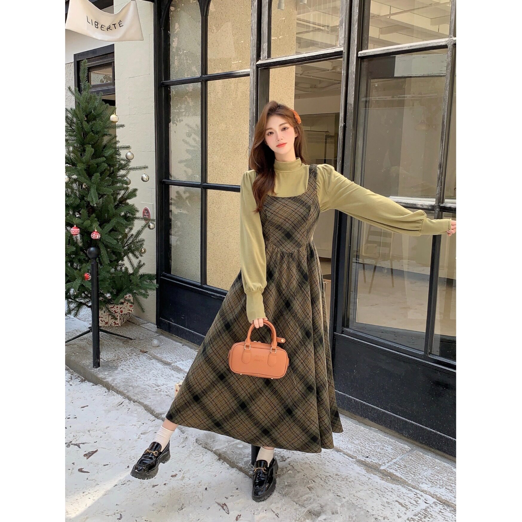 学院风复古气质格纹背带裙早春季穿搭遮肉显瘦长袖打底衫两件套装