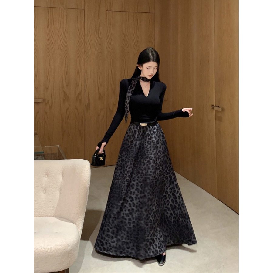 春秋穿搭一整套高级感黑色V领T恤上衣豹纹半身裙女装气质两件套潮