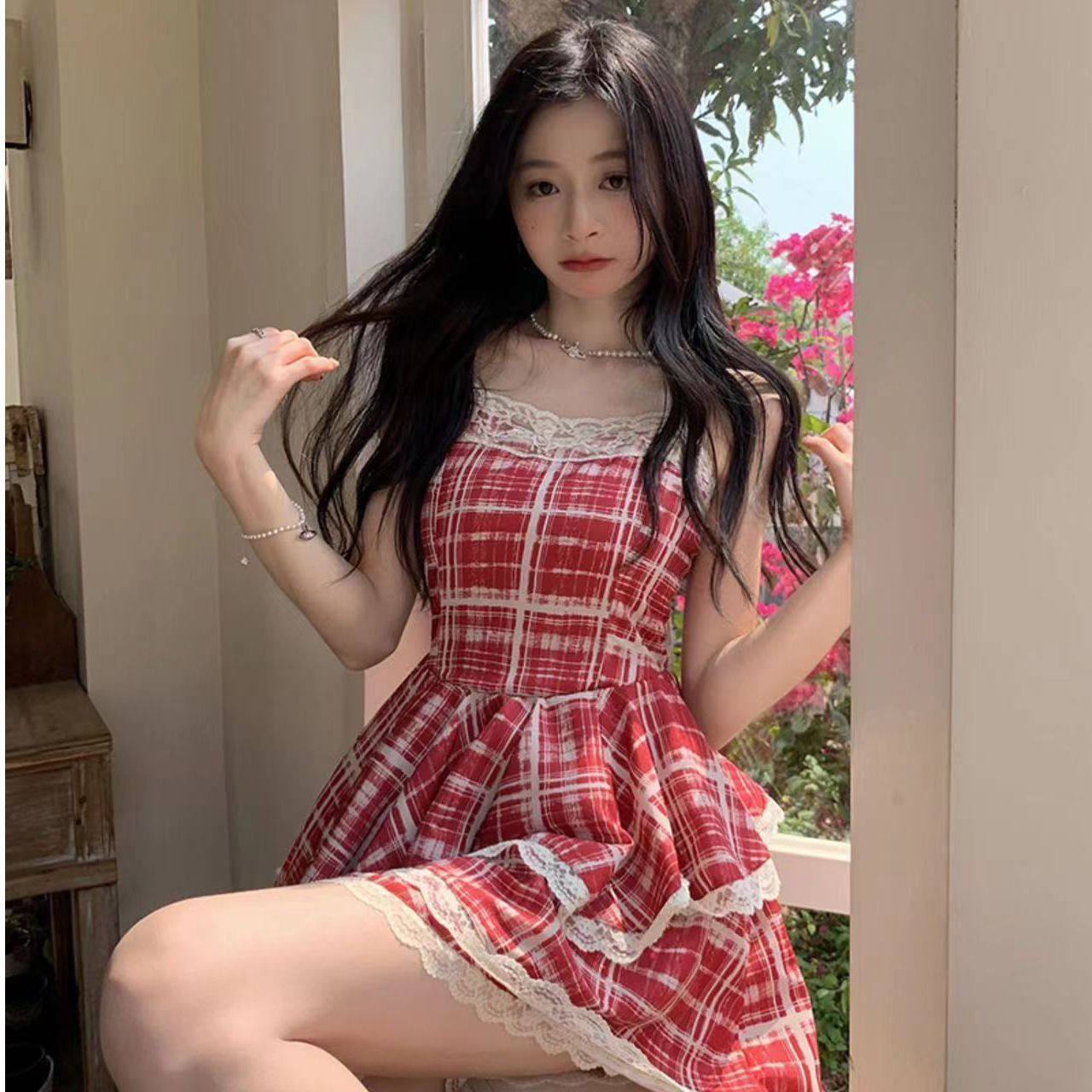 格纹连衣裙吊带裙2025格子法式夏季新款纯欲红色蕾丝腰显蓬蓬短裙