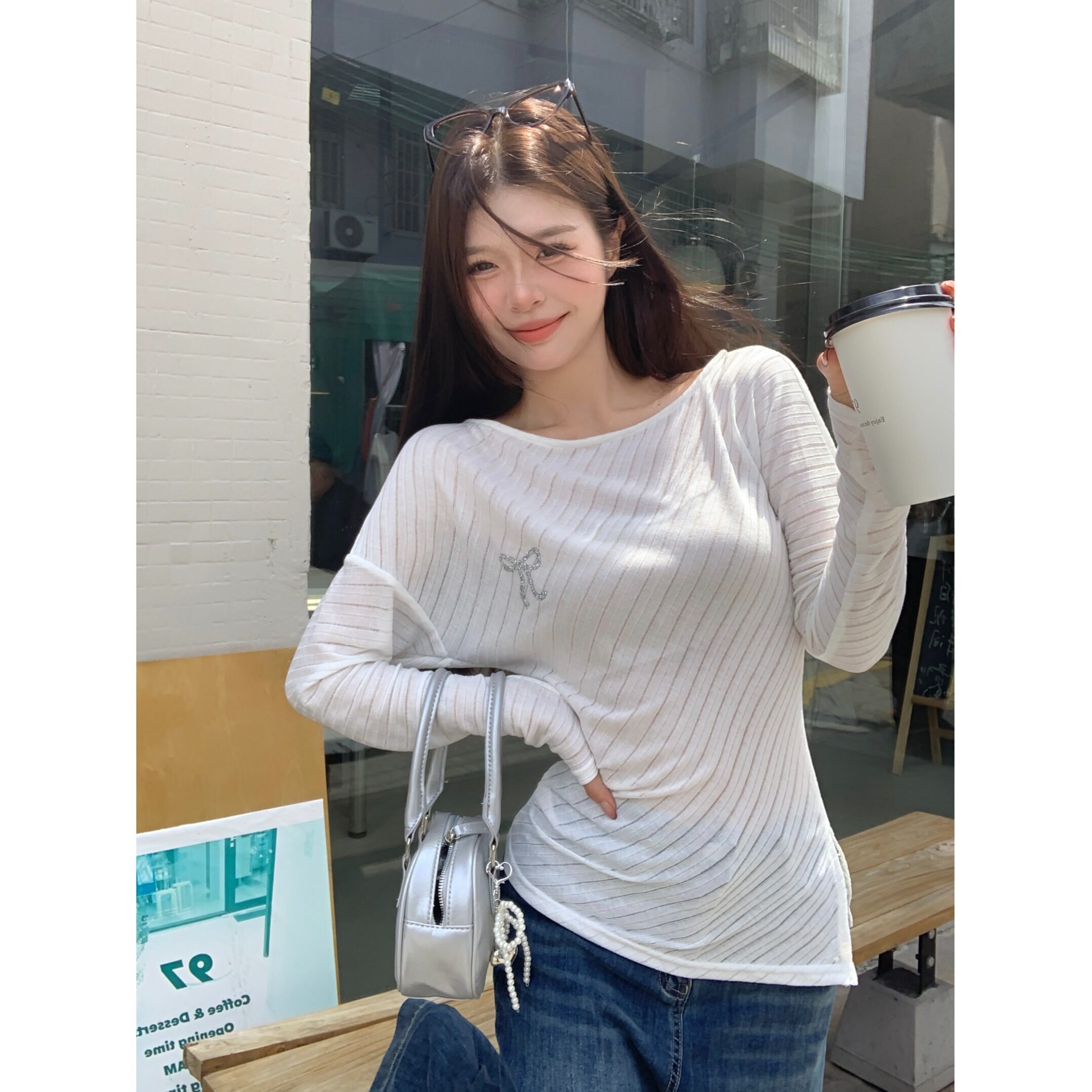 蝴蝶结烫钻斜肩长袖针织衫女秋季修身白色防晒罩衫不规则薄款上衣