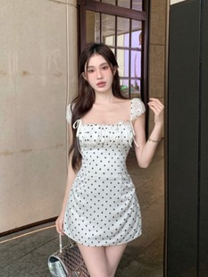 波点蕾丝拼接小飞袖吊带连衣裙女夏季纯欲风短裙子褶皱收腰包臀裙