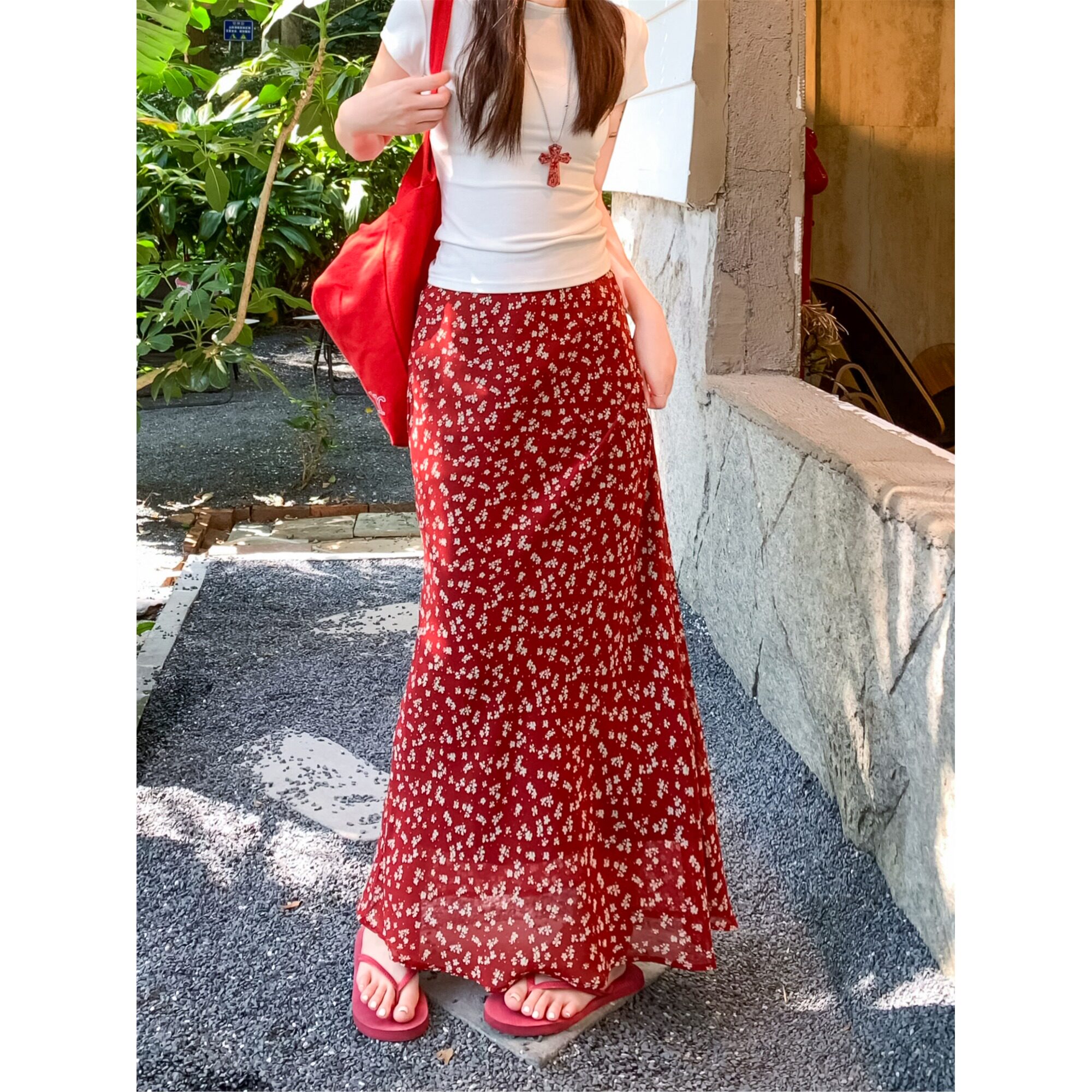 闺蜜穿搭红色碎花长裙子女2026夏季气质复古高级修身高腰半身裙子