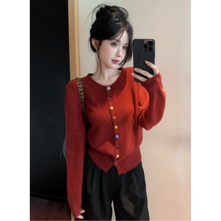 今年流行彩色扣毛衣外套女2025春装大码胖mm红色正肩针织开衫上衣