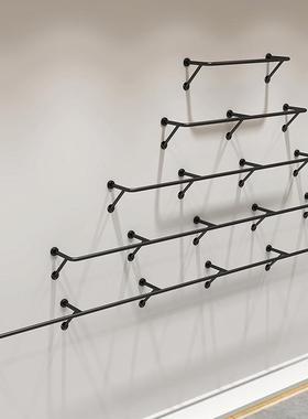 服装店上墙展示架现代简约黑色不锈钢V型挂衣架陈列架壁挂货架