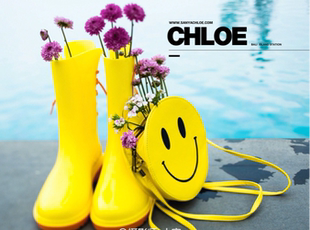 新款旅拍风婚纱摄影道具笑脸包影楼写真外景黄雨靴拍摄单肩斜背包