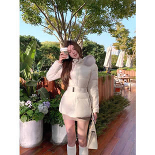 2025年新款【巴黎听雪】白色收腰连帽羽绒服保暖毛领白鸭绒外套女