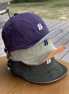 带挂扣B字母软帽檐可翻檐工装鸭舌帽子女春夏日系短帽檐棒球帽男