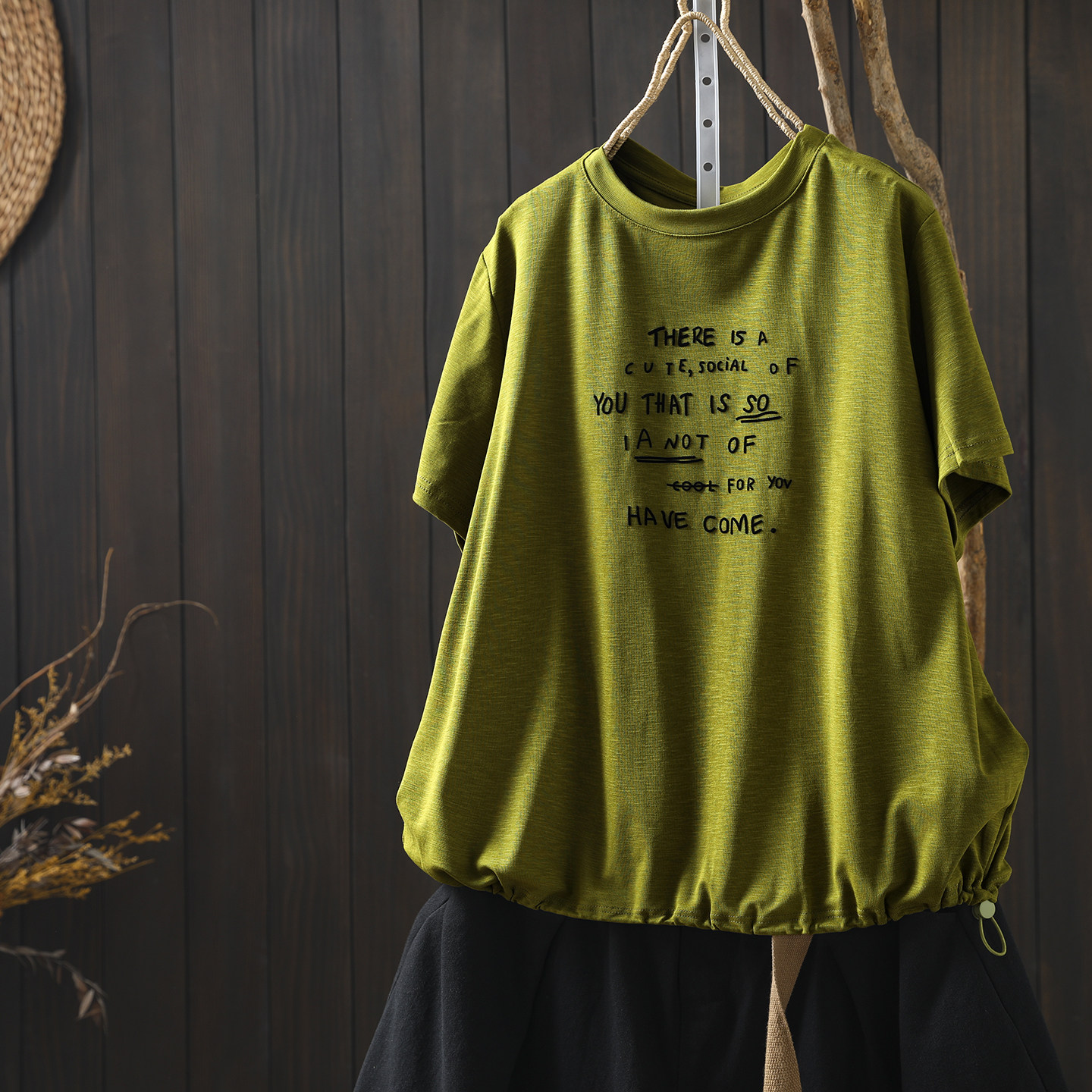 独特超好看t恤夏日新款女款2026绿色漂亮小个子显白休闲减龄短袖