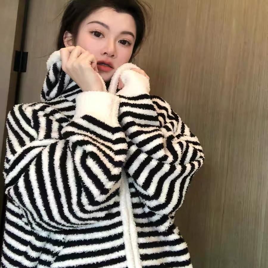 黑白条纹连帽半边绒睡衣女