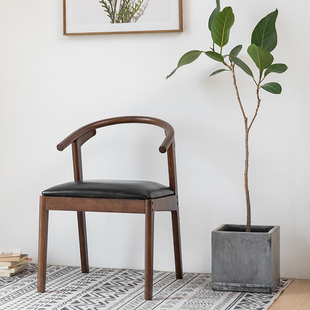 实木牛角椅现代简约餐厅凳子靠背家用休闲椅子胡桃色复古轻奢餐椅