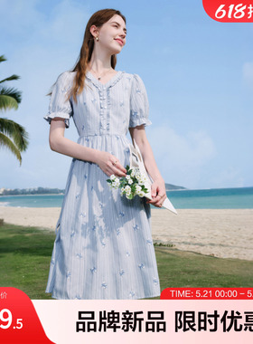 betu百图2026年夏季新款短袖连衣裙V领刺绣蓝色通勤风小清新女装