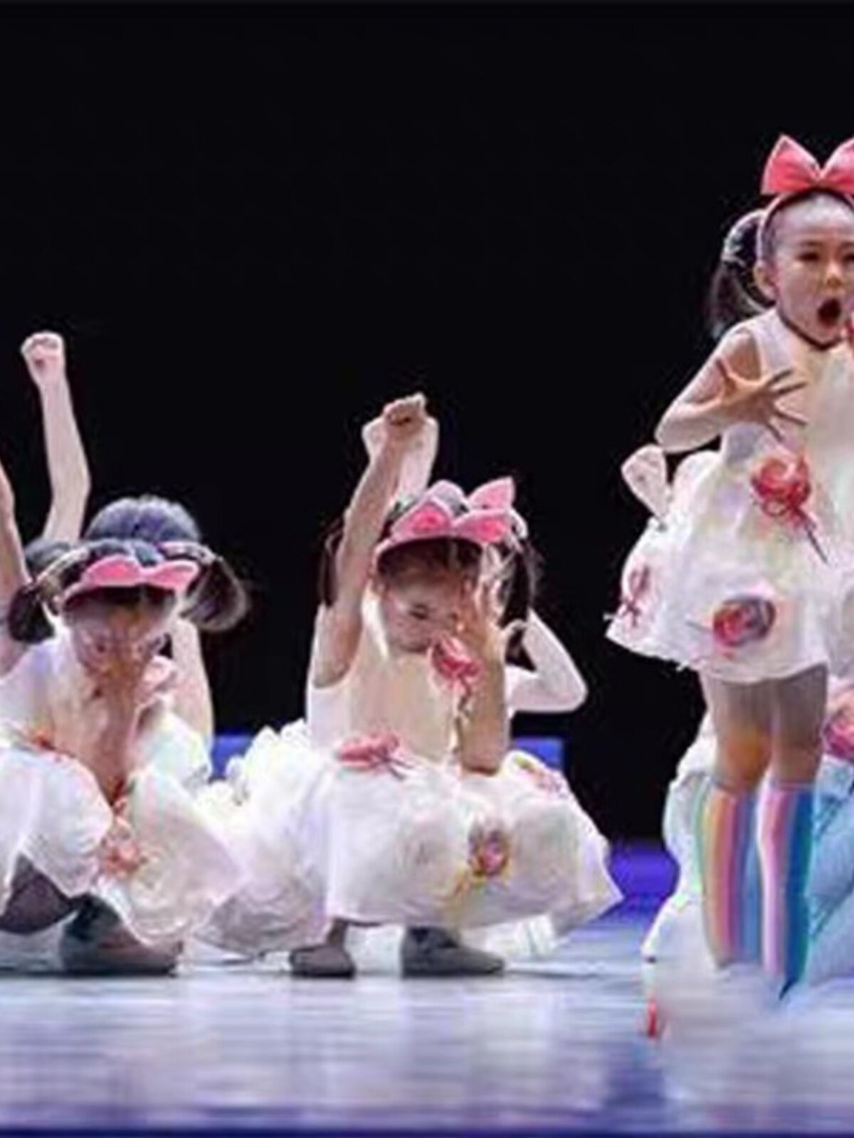 六一儿童彩虹棒棒糖演出服幼儿园舞蹈服我勇敢公主蓬蓬裙表演服装