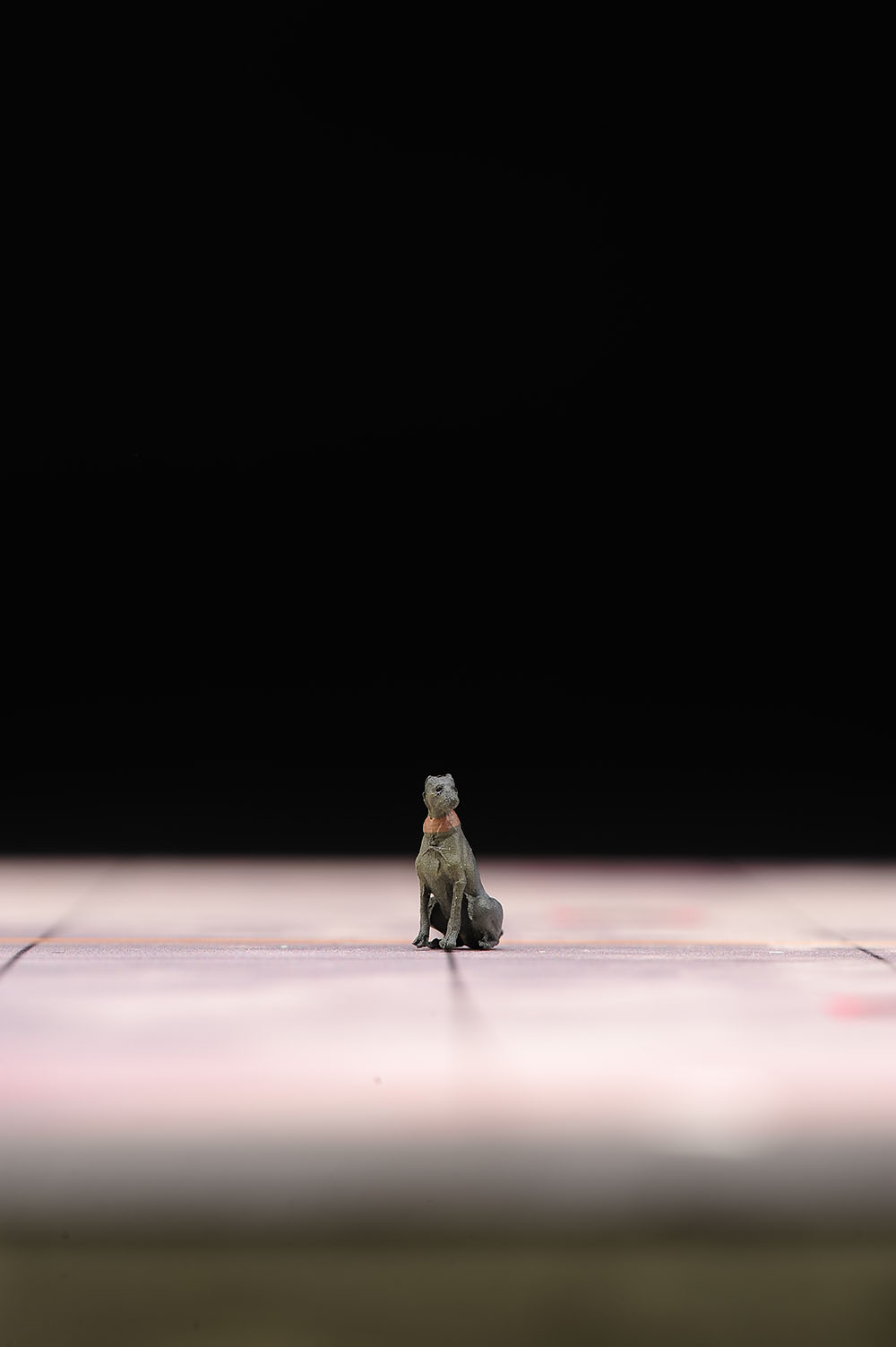 ANT 1/64 猎犬杜宾犬蹲坐 微缩模型沙盘手办树脂小人偶微拍摆件