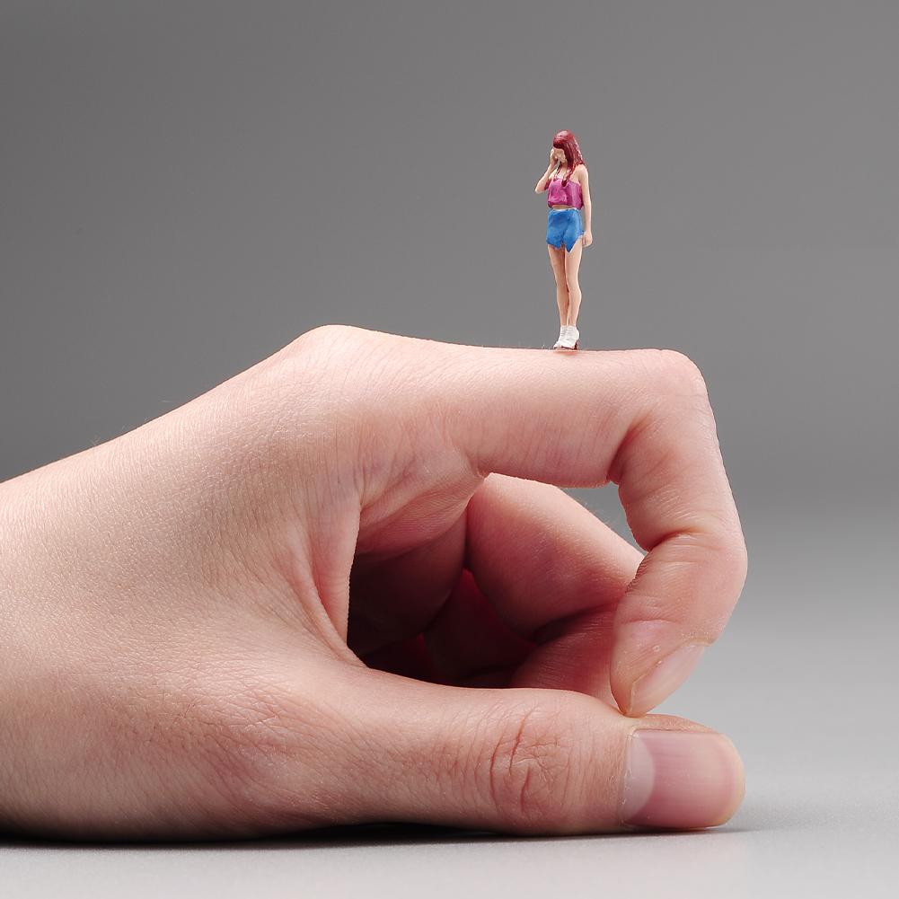 现货AF2022120 1/64 粉色卫衣女孩 街景 沙盘手办树脂小人偶微拍